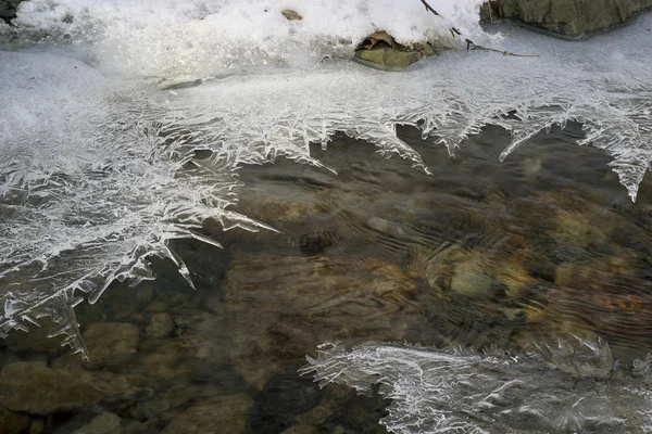 Fluss in der Karpatenukraine mit Eis — Stockfoto