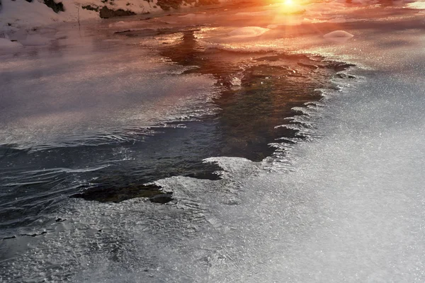 얼음으로 카 르 파티 아 우크라이나의 강 — 스톡 사진