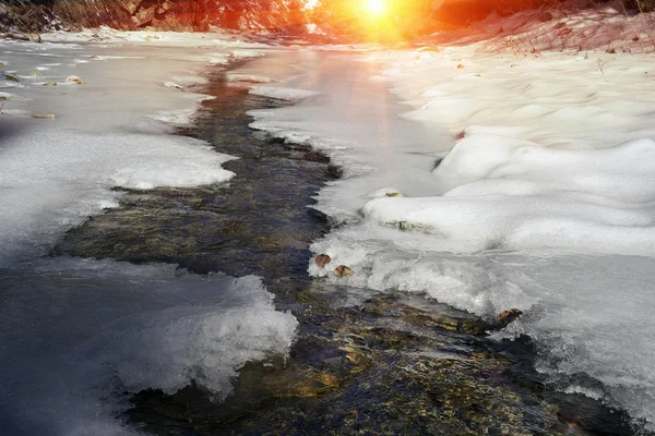 Rio em Cárpatos Ucrânia com gelo — Fotografia de Stock