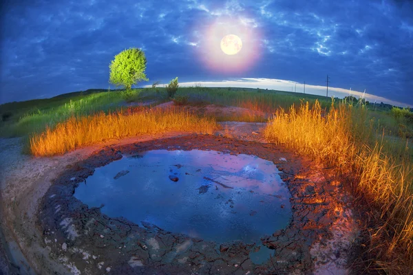 Geyser à l'huile de boue dans les Carpates — Photo