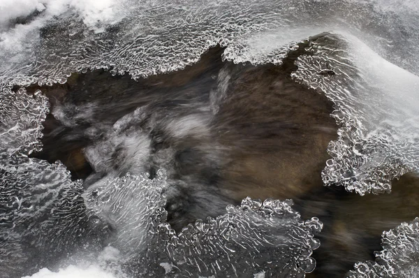 Fluxo de montanha congelado — Fotografia de Stock