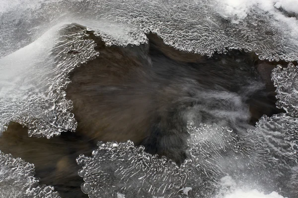 Fluxo de montanha congelado — Fotografia de Stock