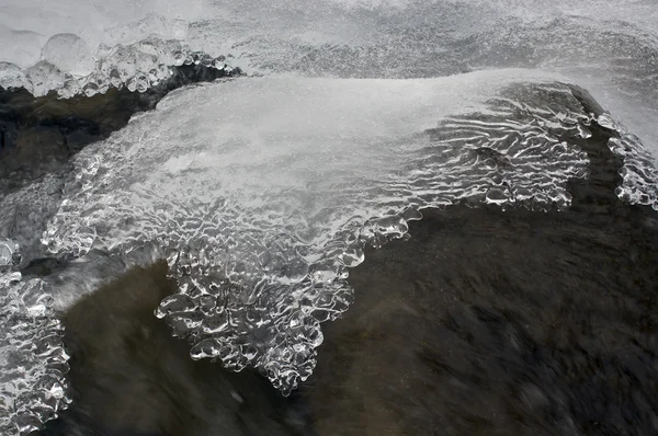 Fluxo de montanha congelado — Fotografia de Stock