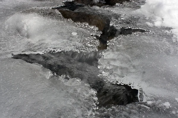 Ледяной горный поток — стоковое фото