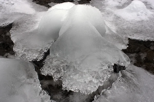 Fluxo de montanha congelado — Fotografia de Stock