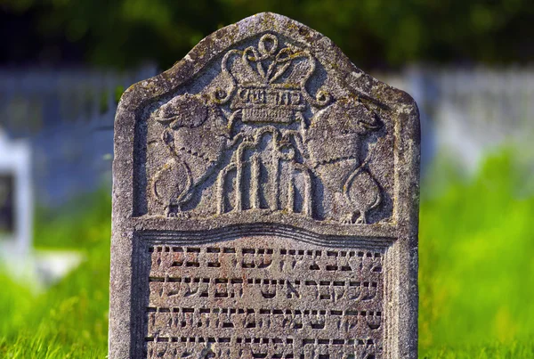 Monumentos gravestone no cemitério de Karaite — Fotografia de Stock