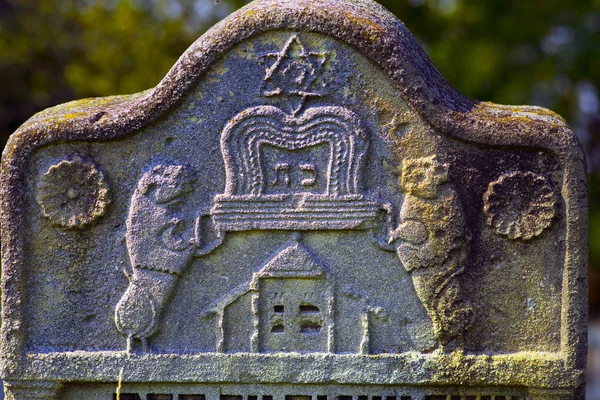 Надгробия на кладбище Карайте — стоковое фото