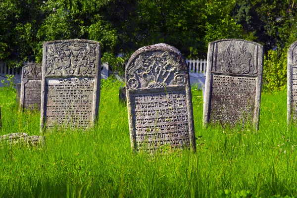 Monumentos de lápida en el cementerio de Karaite — Foto de Stock