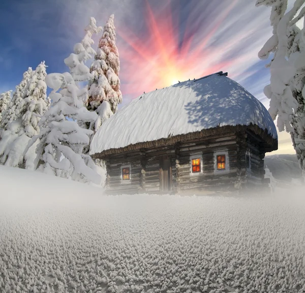 Cabaña de madera en el bosque de invierno — Foto de Stock