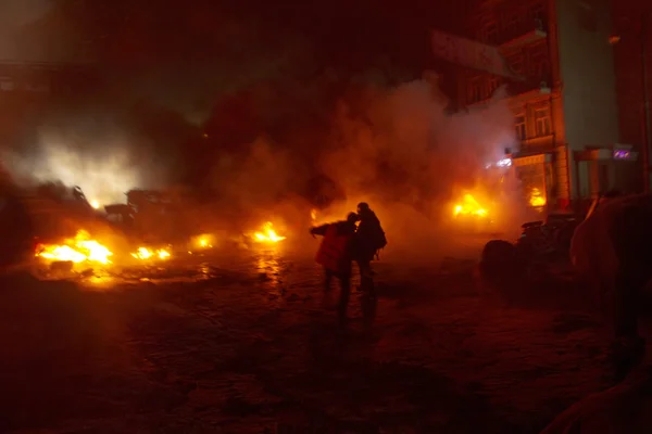 Savaşçılar arasında alev sokak Hrushevskoho üzerinde — Stok fotoğraf