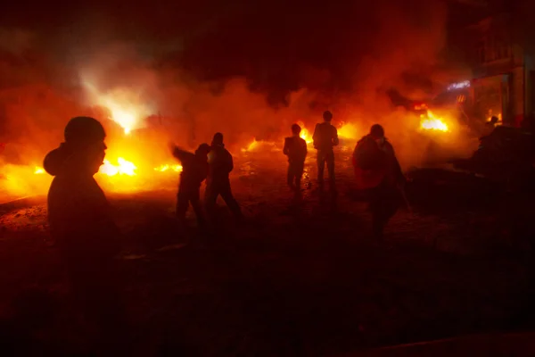 Fighters på gatan Hrushevskoho bland flame — Stockfoto
