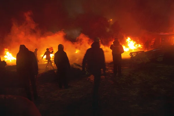 Combattants dans la rue Hrushevskoho parmi la flamme — Photo