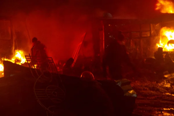 Combattants dans la rue Hrushevskoho parmi la flamme — Photo