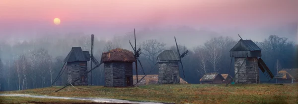 Дерев'яні вітряки в музеї — стокове фото