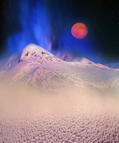 La lune et la montagne Goverla — Photo