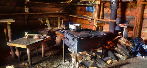 Shepherd 's hut in the mountains — стоковое фото