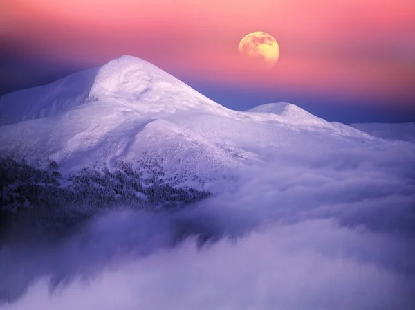 Схід Місяця серед альпійських вершин — стокове фото