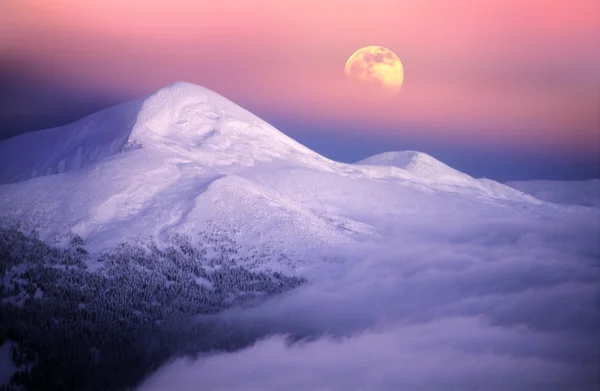 Lever de lune parmi les sommets alpins — Photo