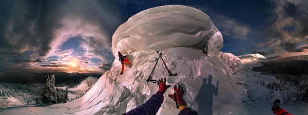 美しい山のピークの登山家 — ストック写真