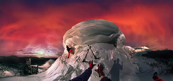 Bergsteiger auf wunderschönem Gipfel — Stockfoto