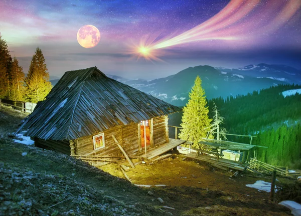 Staré dřevěné chatě v noci — Stock fotografie