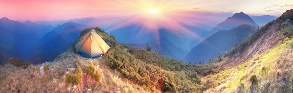 Tienda de campaña en la montaña Marmarosh — Foto de Stock