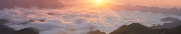 Fog In mountains at sunrise — Stock Photo, Image