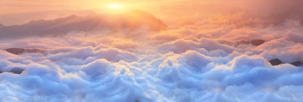 Brouillard Dans les montagnes au lever du soleil — Photo