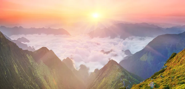 Dimma i bergen vid soluppgången — Stockfoto