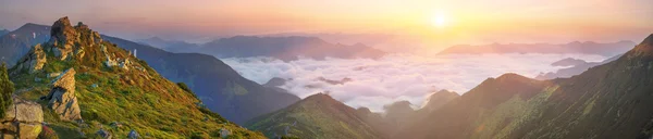 Mist In de bergen bij zonsopgang — Stockfoto
