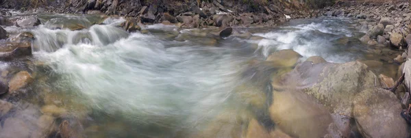 Горная река Черный Черемош — стоковое фото