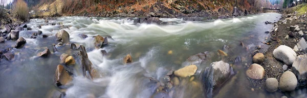 Schwarzer Cheremosch am Gebirgsfluss — Stockfoto