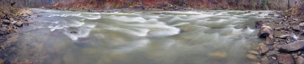 Schwarzer Cheremosch am Gebirgsfluss — Stockfoto