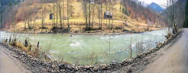 Schwarzer Cheremosch am Gebirgsfluss — Stockfoto