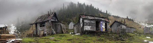 Aldeia abandonada nas montanhas — Fotografia de Stock