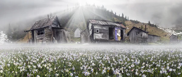Verlassenes Dorf in den Bergen — Stockfoto