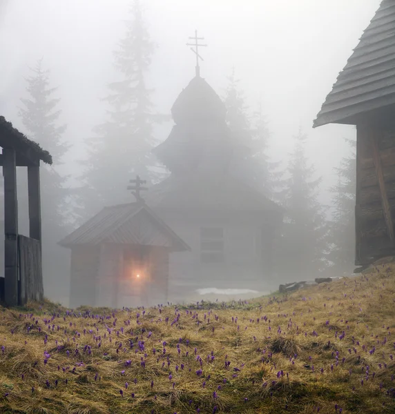 Igreja de madeira em montanhas — Fotografia de Stock