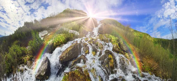 Hermosa cascada en las montañas Cárpatos — Foto de Stock