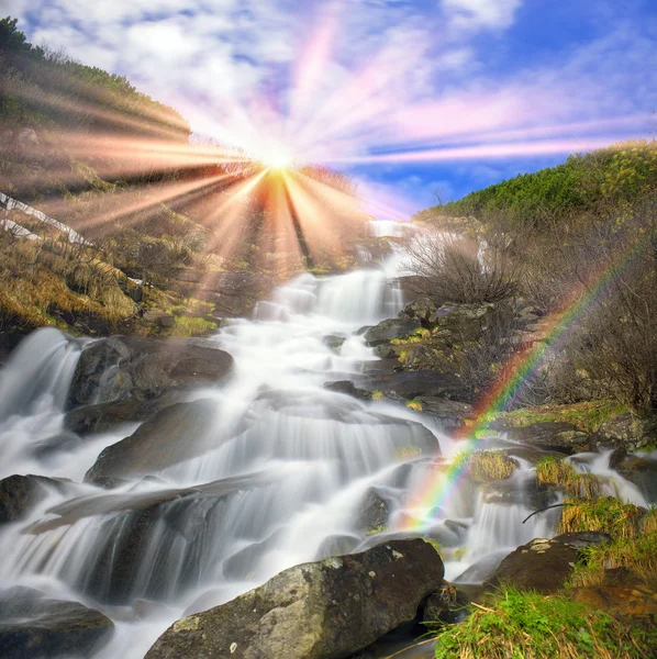 Bela cachoeira nas montanhas dos Cárpatos — Fotografia de Stock