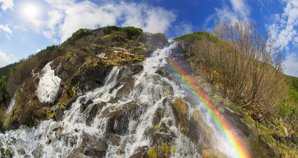 Красивий водоспад у Карпатах — стокове фото