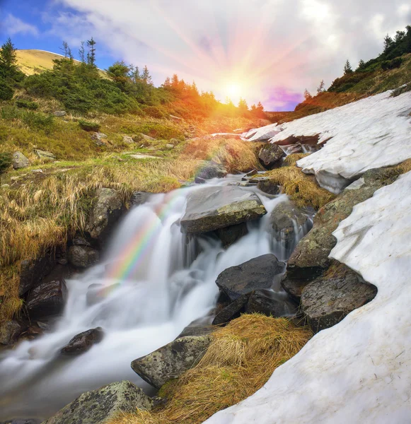 Nádherný vodopád v Karpatských horách — Stock fotografie