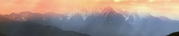 Красивые зимние горы — стоковое фото