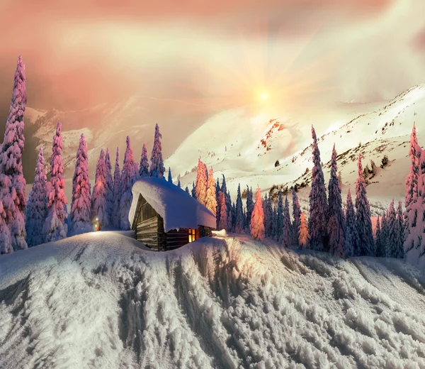 Casa din lemn în munți — Fotografie, imagine de stoc