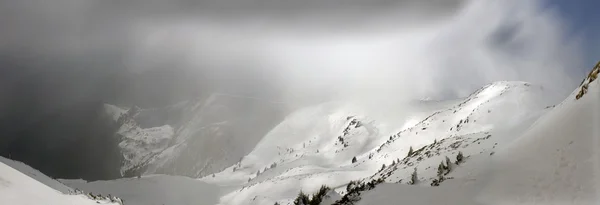 Hermosas montañas de invierno —  Fotos de Stock