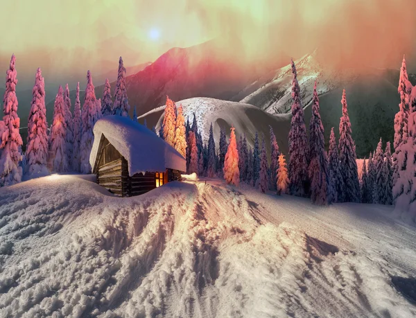 Casa de madera en las montañas —  Fotos de Stock