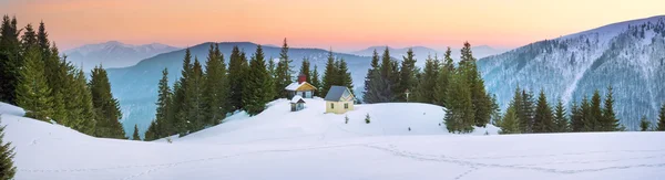 Vieille église en bois dans les montagnes — Photo