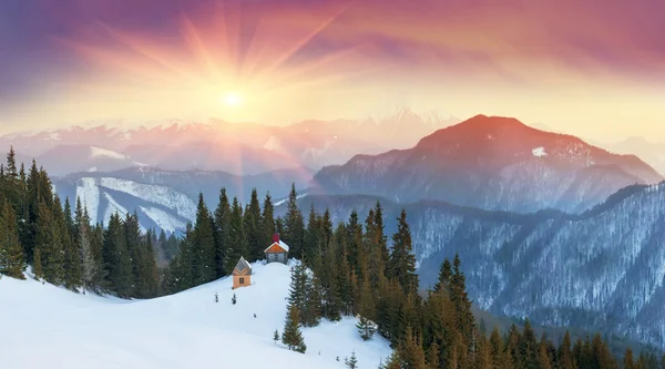 Vecchia chiesa in legno in Montagna — Foto Stock