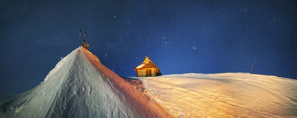 Dům horolezec v Karpatských horách — Stock fotografie