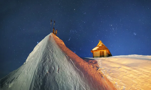 Casa de alpinista nas montanhas dos Cárpatos — Fotografia de Stock