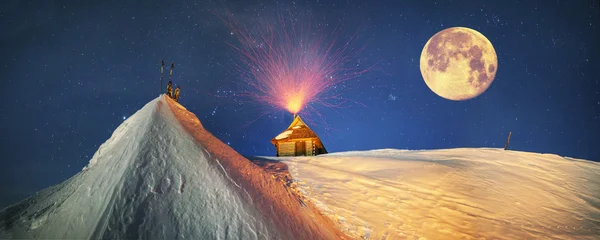 Casa de alpinista nas montanhas dos Cárpatos — Fotografia de Stock
